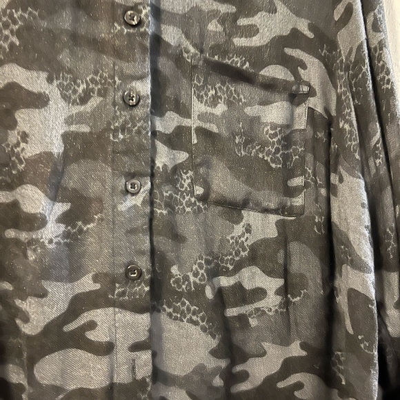 TORRID CAMO BLOUSE SIZE 2 (18/20) - Picture 2 of 8